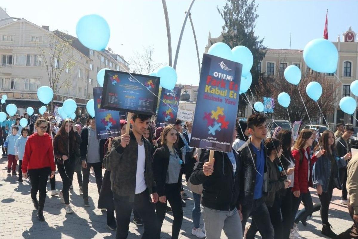 Otizme Dikkat &Ccedil;ekmek İ&ccedil;in Mavi Balonlarla Y&uuml;r&uuml;d&uuml;ler