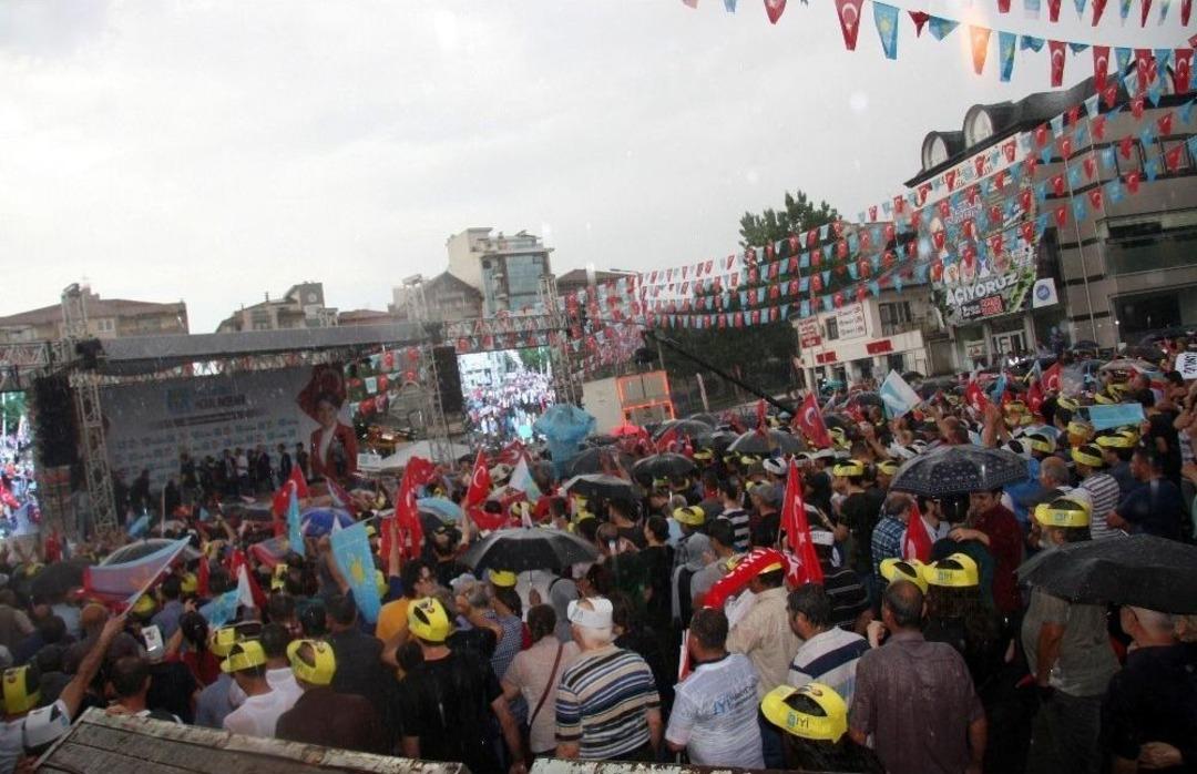 İyi Parti Mitinginde Yağmur S&uuml;rprizi