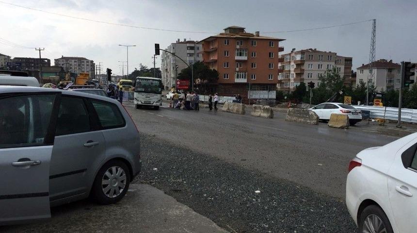 Kocaeli&rsquo;de Otomobilin &Ccedil;arptığı Kadın Ağır Yaralandı