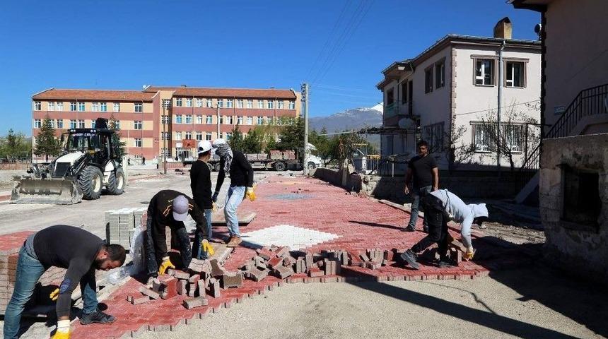 Başkan Cabbar Reşadiye Mahallesi&rsquo;nde Parke &Ccedil;alışmalarını Yerinde İnceledi