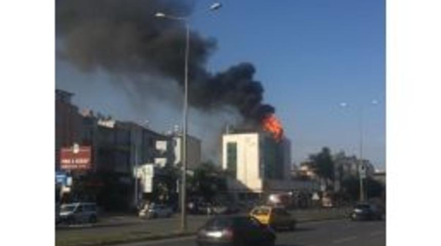 Antalya&rsquo;da Korkutan &Ccedil;atı Yangını