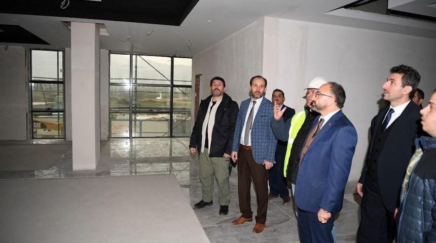Başkan &Uuml;z&uuml;lmez, Kartepe Belediyesi Yeni Binasını İnceledi