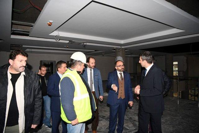 Başkan Üzülmez, Kartepe Belediyesi Yeni Binasını İnceledi