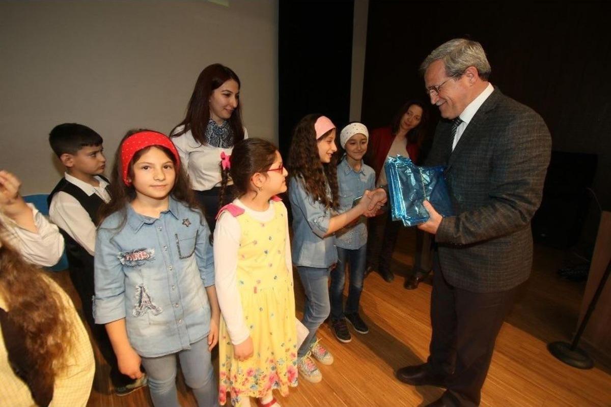 Başkan Akcan, Otizm Farkındalık G&uuml;n&uuml;nde &Ouml;ğrencilerle Kucaklaştı