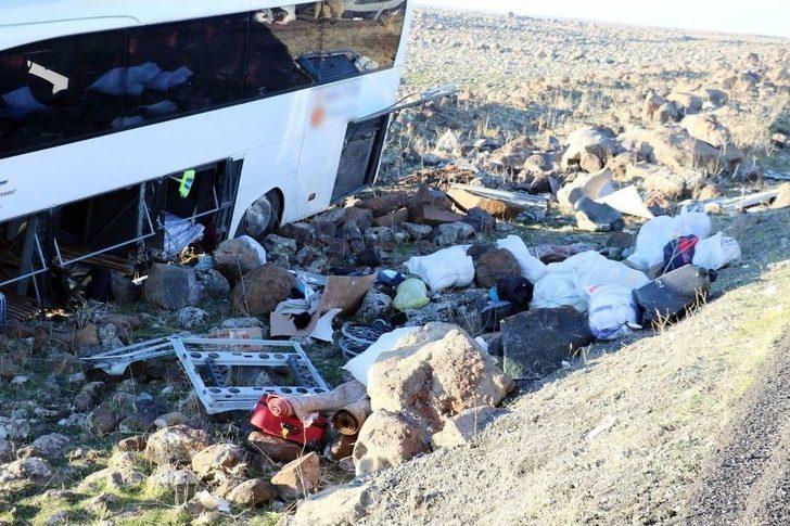 Yolcu Otobüsü Şarampole Uçtu: 15 Yaralı G1