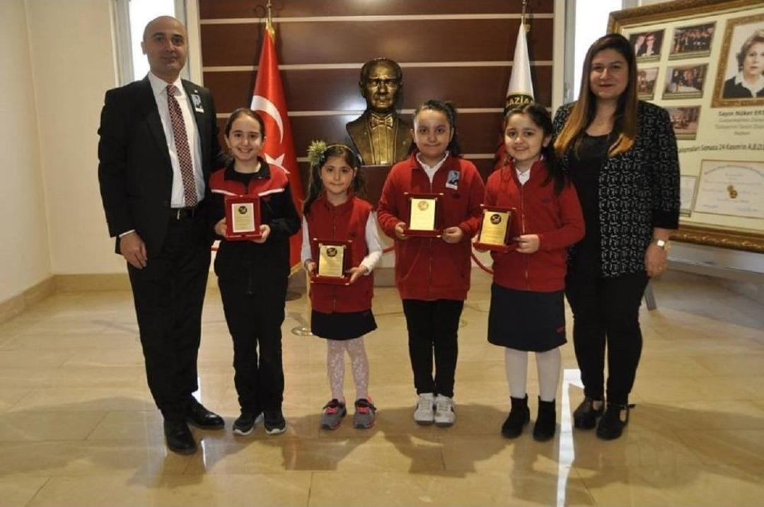 En &Ccedil;ok K&uuml;t&uuml;phane Kullanan &Ouml;ğrenciler &Ouml;d&uuml;llendirildi