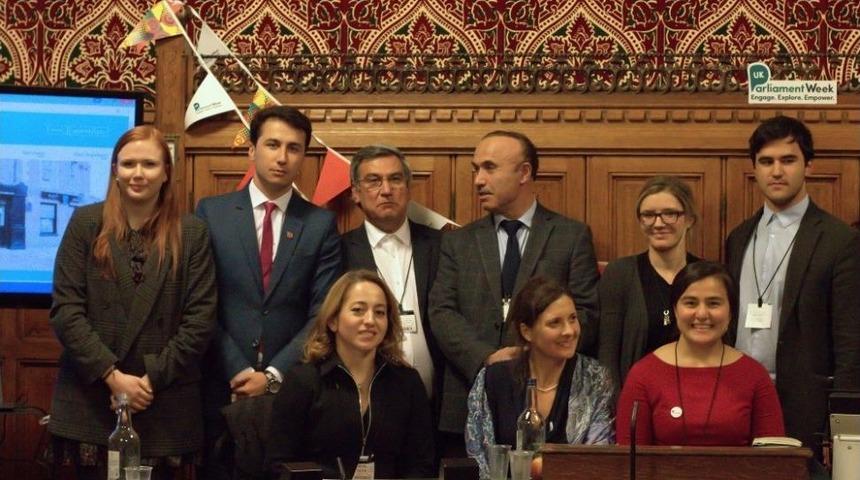 T&uuml;rk Akademisyen, İngiltere Parlamentosunda M&uuml;lteci Krizini Anlattı