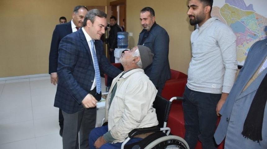 Engellilere Ak&uuml;l&uuml; Tekerlekli Sandalye Dağıtıldı