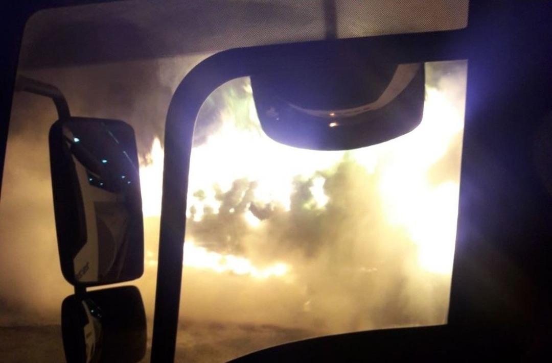 Adilcevaz&rsquo;da Naylon Y&uuml;kl&uuml; Tır Cayır Cayır Yandı