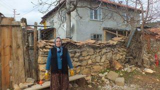 Dolandırıcılardan Şüphelenen Kadın Telefona Sarılınca Darp Edildi