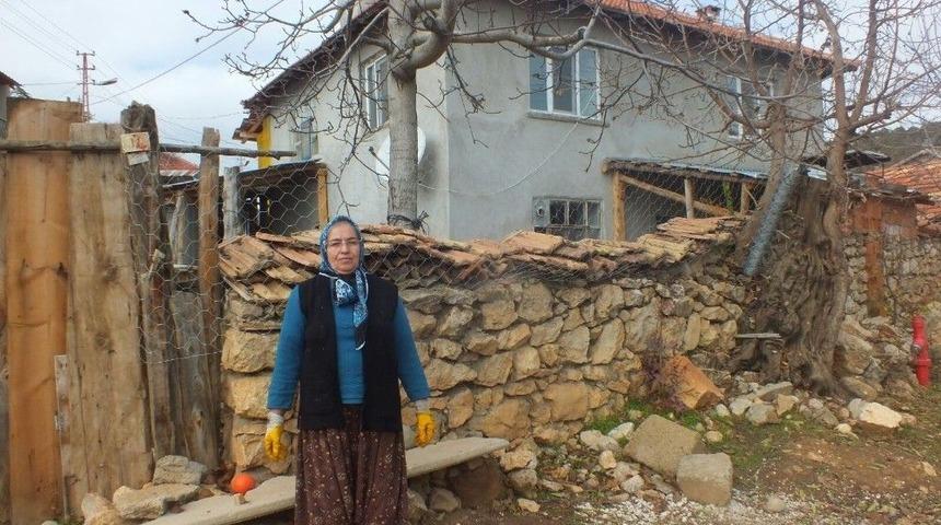 Dolandırıcılardan Şüphelenen Kadın Telefona Sarılınca Darp Edildi