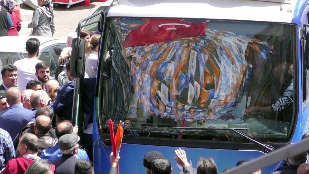 Ardahan&rsquo;da Ak Parti Adaylarının Karşılanmasında İzdiham