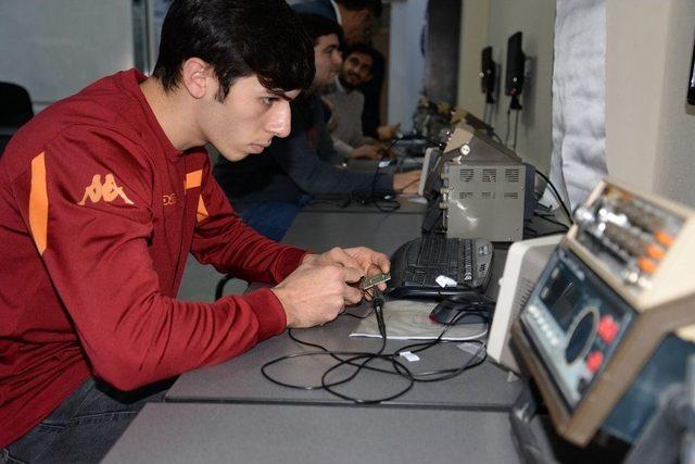 Elektronik Teknolojileri Laboratuvarı Çağa Ayak Uydurdu