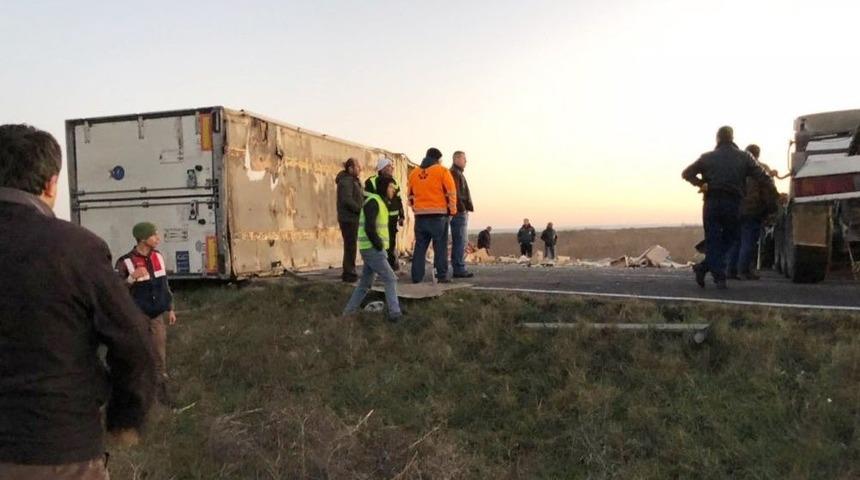Tekirdağ&rsquo;da Tavuk Eti Y&uuml;kl&uuml; Tır Devrildi