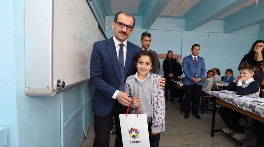 &Ccedil;ukurca&rsquo;da 3 Bin 830 İngilizce Kitap Dağıtıldı