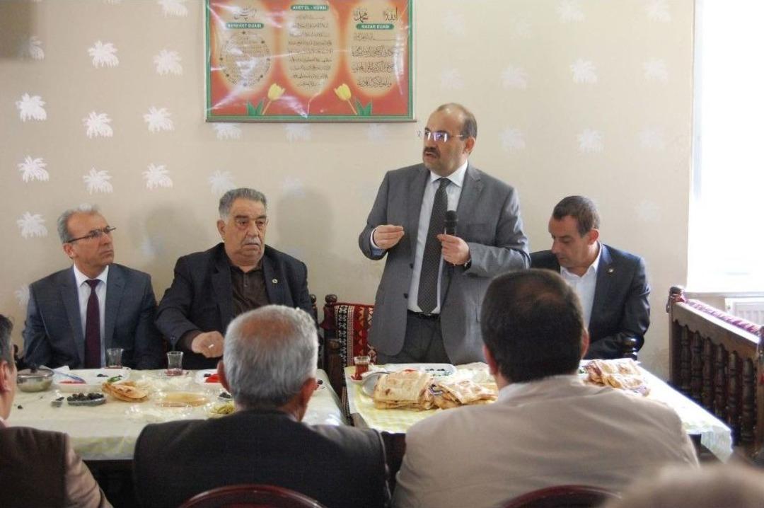 Bitlis Valisi Esnafla Kahvaltıda Bir Araya Geldi