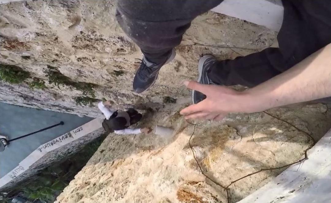 Sosyal Medya İ&ccedil;in Canlarını Hi&ccedil;e Sayıyorlar