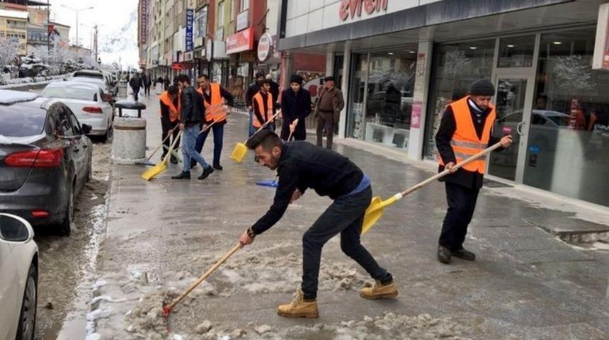 Hakkari&rsquo;deki Kaldırımlar Kardan Temizlendi