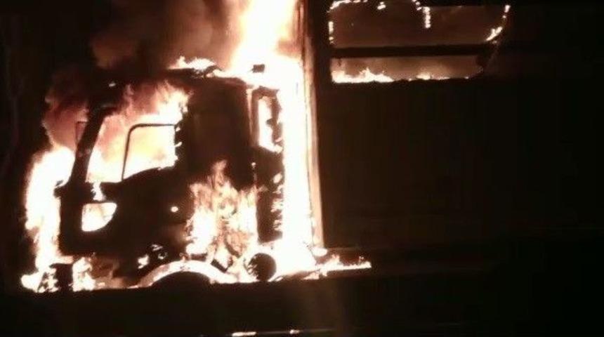 Alev Alev Yanan Tır Karayoluna Korku Saldı