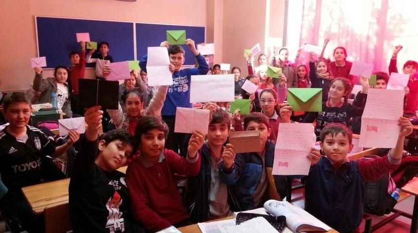 Manisalı &Ouml;ğrencilerden Sınırdaki Askerlere Moral Mektubu