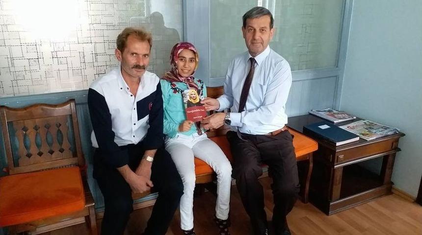 Engelli Yazardan Başkan S&uuml;leyman &Ouml;zkan&rsquo;a S&uuml;rpriz Hediye