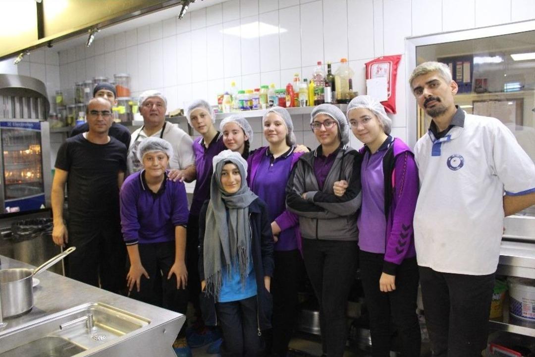 Okulda Yemekleri Anneleri Yaptı, &Ccedil;ocukları Yedi