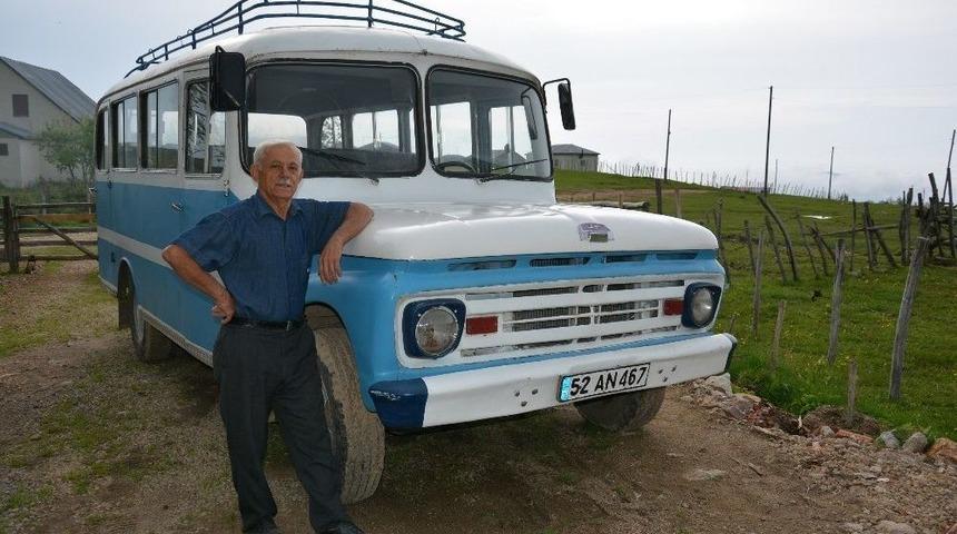 1962 Model Otobüsüne Gözü Gibi Bakıyor