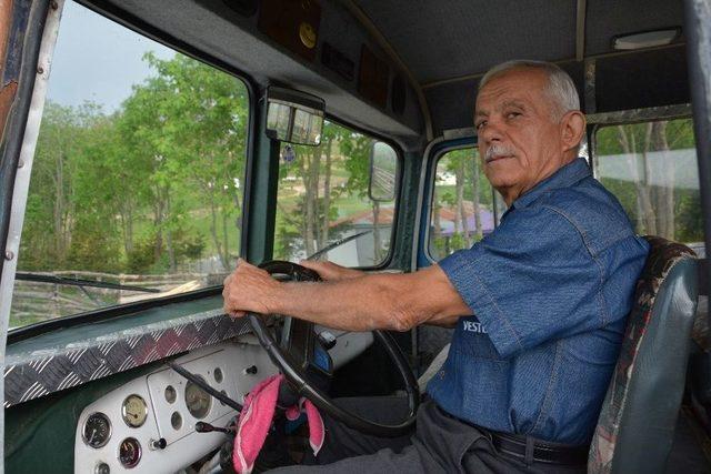 1962 Model Otobüsüne Gözü Gibi Bakıyor