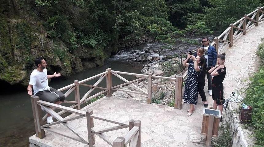 Hakan Çalhanoğlu Poz Verdi Eşi Fotoğrafını Çekti