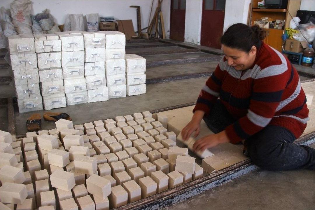 Y&uuml;zlerce Yıllık Geleneksel Y&ouml;ntemle Zeytinyağı Sabunu &Uuml;retiliyor