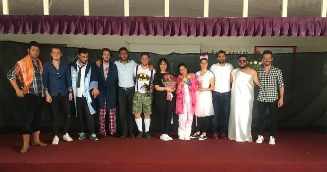 Kuşadası&rsquo;nda &Ouml;ğretim G&ouml;revlileri Ve &Ouml;ğrenciler Birlikte Tiyatro Oyunu Sahneye Koydu