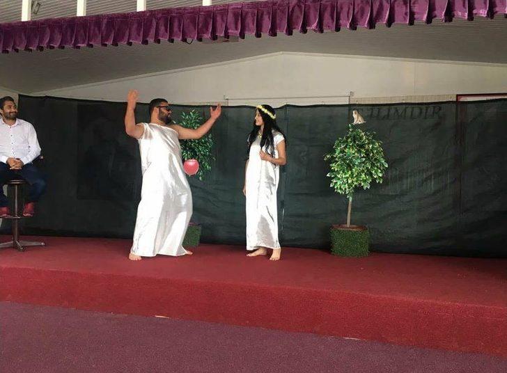 Kuşadası’nda Öğretim Görevlileri Ve Öğrenciler Birlikte Tiyatro Oyunu Sahneye Koydu G1