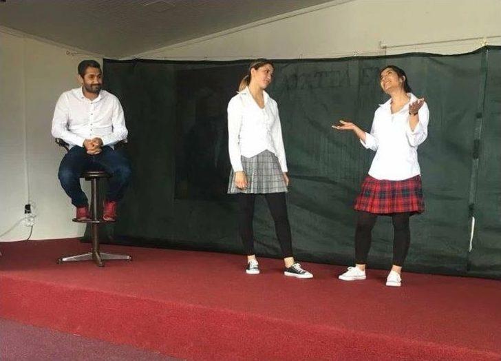 Kuşadası’nda Öğretim Görevlileri Ve Öğrenciler Birlikte Tiyatro Oyunu Sahneye Koydu G2