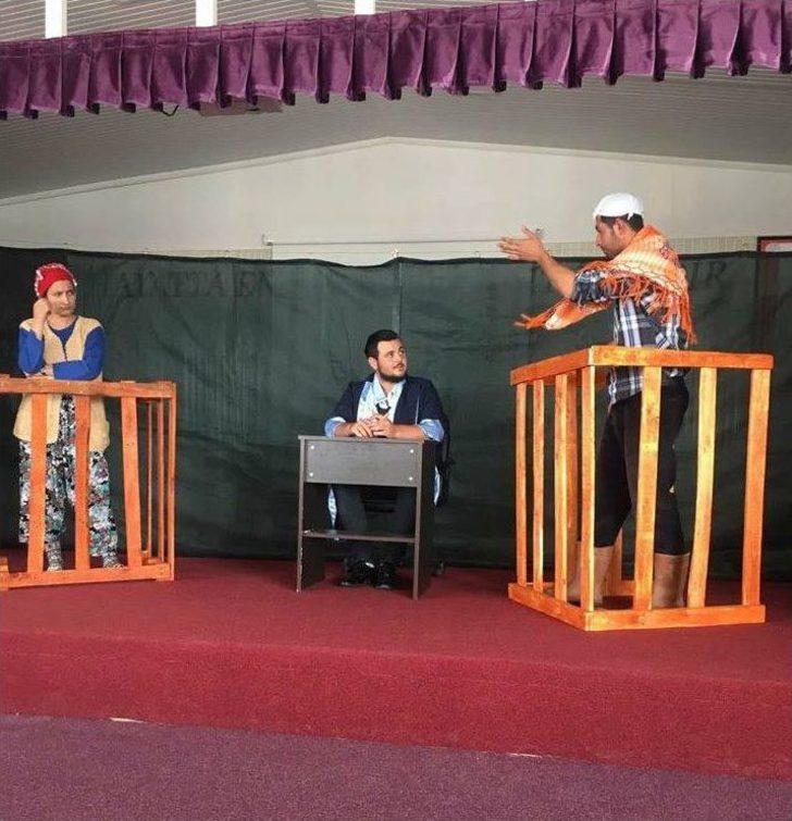 Kuşadası’nda Öğretim Görevlileri Ve Öğrenciler Birlikte Tiyatro Oyunu Sahneye Koydu G3
