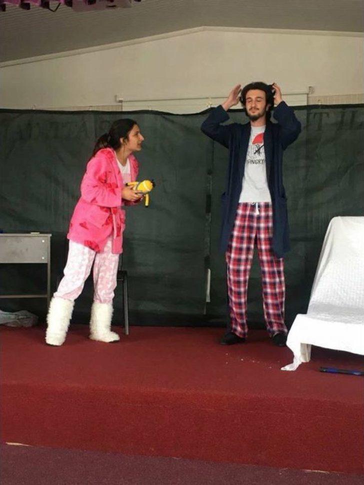 Kuşadası’nda Öğretim Görevlileri Ve Öğrenciler Birlikte Tiyatro Oyunu Sahneye Koydu G4