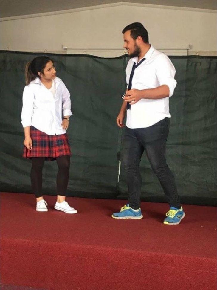 Kuşadası’nda Öğretim Görevlileri Ve Öğrenciler Birlikte Tiyatro Oyunu Sahneye Koydu G5