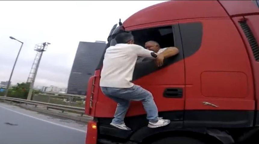 (&ouml;zel) Tem Otoyolu&rsquo;nda Film Sahnelerine Aratmayan Trafik Kavgası