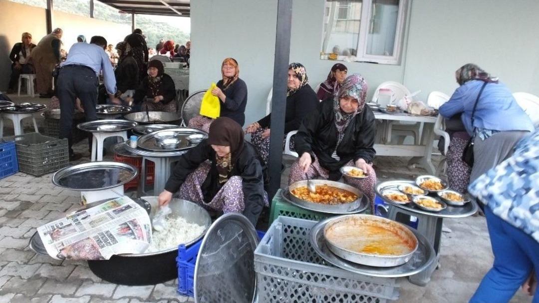 Burhaniye&rsquo;de Y&uuml;zyıllık Toplu İftar Geleneği Devam Ediyor