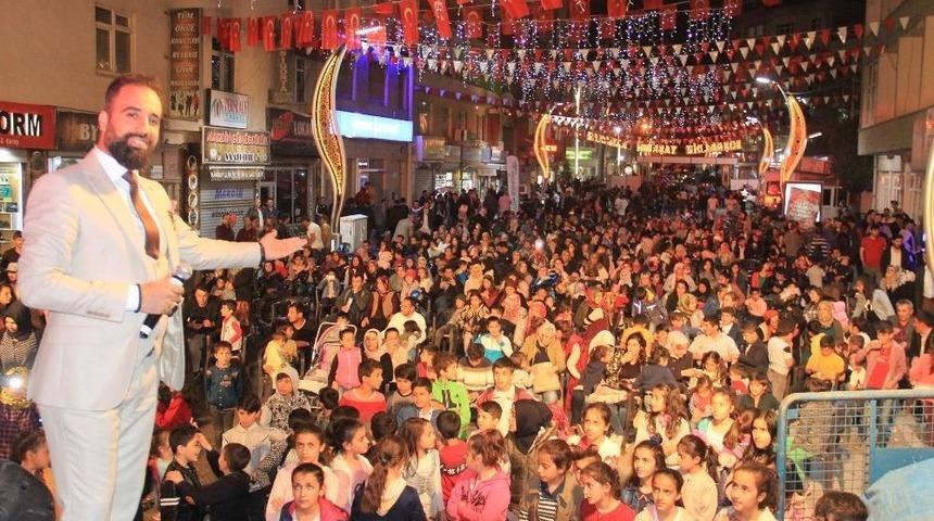 Sanat&ccedil;ı Murat Anlar Hakkari&rsquo;de Konser Verdi
