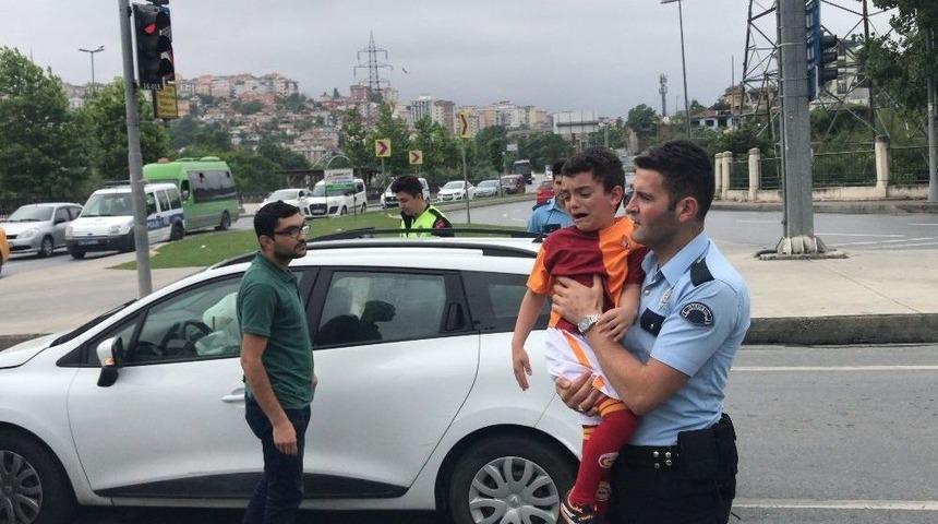 (&ouml;zel) Babası Kaza Yapınca Ağlayan &Ccedil;ocuğu Polis Ekipleri Sakinleştirdi
