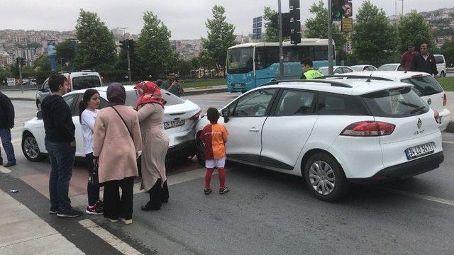 (özel) Babası Kaza Yapınca Ağlayan Çocuğu Polis Ekipleri Sakinleştirdi