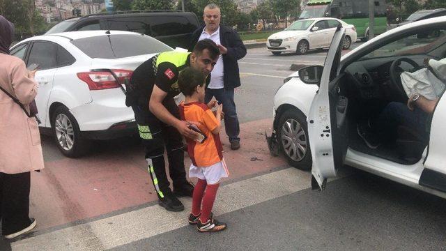 (özel) Babası Kaza Yapınca Ağlayan Çocuğu Polis Ekipleri Sakinleştirdi