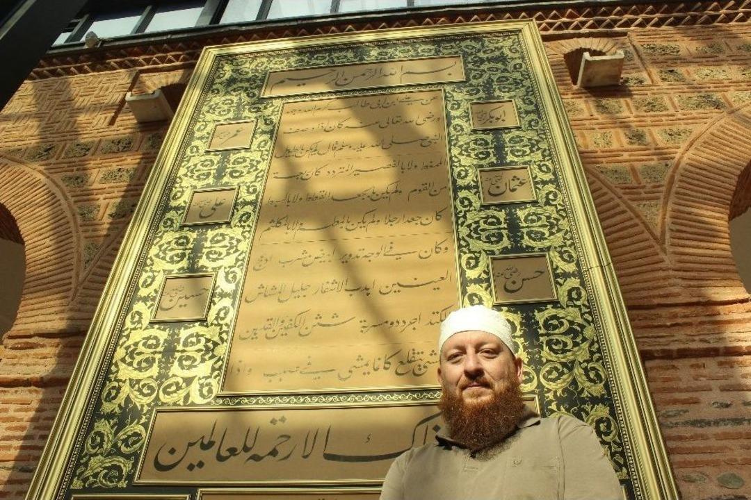 D&uuml;nyanın En B&uuml;y&uuml;k Hilye-i Şerif&rsquo;i G&ouml;r&uuml;c&uuml;ye &Ccedil;ıkmak İ&ccedil;in G&uuml;n Sayıyor