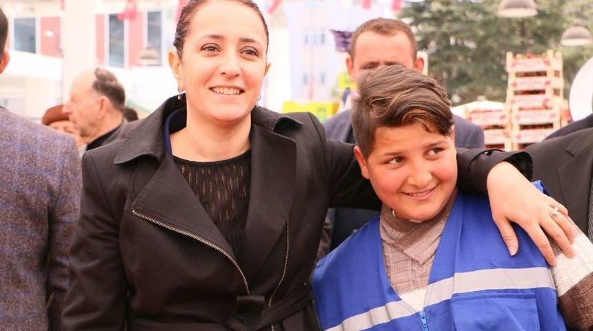 15 Yaşındaki Pazarcı Tezgah Başında S&ouml;ylediği T&uuml;rk&uuml; İle Mest Etti