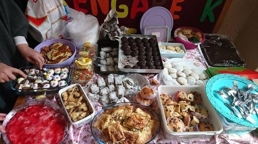 Diyarbakırlı &Ccedil;ocuklar Suriyeli &Ccedil;ocuklar İ&ccedil;in Pişirdi