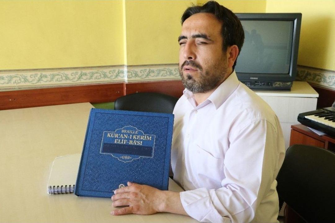 Mersin&rsquo;de 2 G&uuml;nde Kur&rsquo;an &Ouml;ğrenen G&ouml;rme Engelli, İsteyenlere Kur&rsquo;an &Ouml;ğretiyor