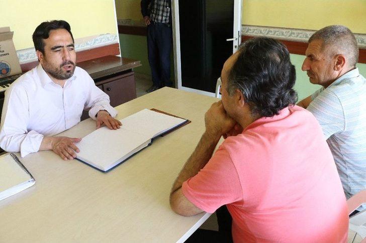 Mersin’de 2 Günde Kur’an Öğrenen Görme Engelli, İsteyenlere Kur’an Öğretiyor G1