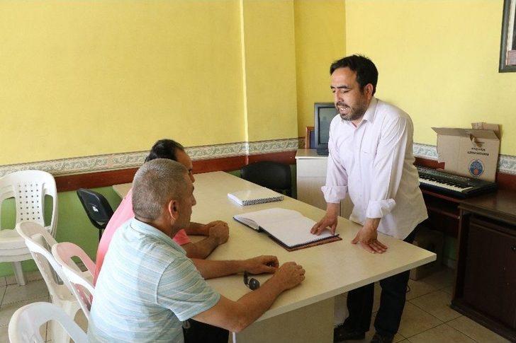 Mersin’de 2 Günde Kur’an Öğrenen Görme Engelli, İsteyenlere Kur’an Öğretiyor G2