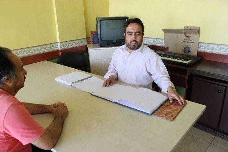 Mersin’de 2 Günde Kur’an Öğrenen Görme Engelli, İsteyenlere Kur’an Öğretiyor G3
