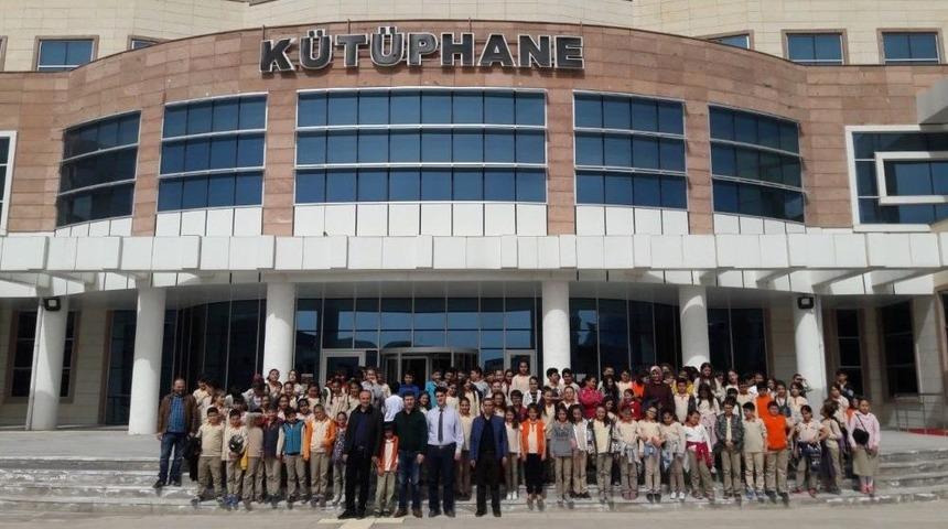 &Ouml;ğrenciler Nev&uuml; K&uuml;t&uuml;phanesine B&uuml;y&uuml;k İlgi G&ouml;steriyor